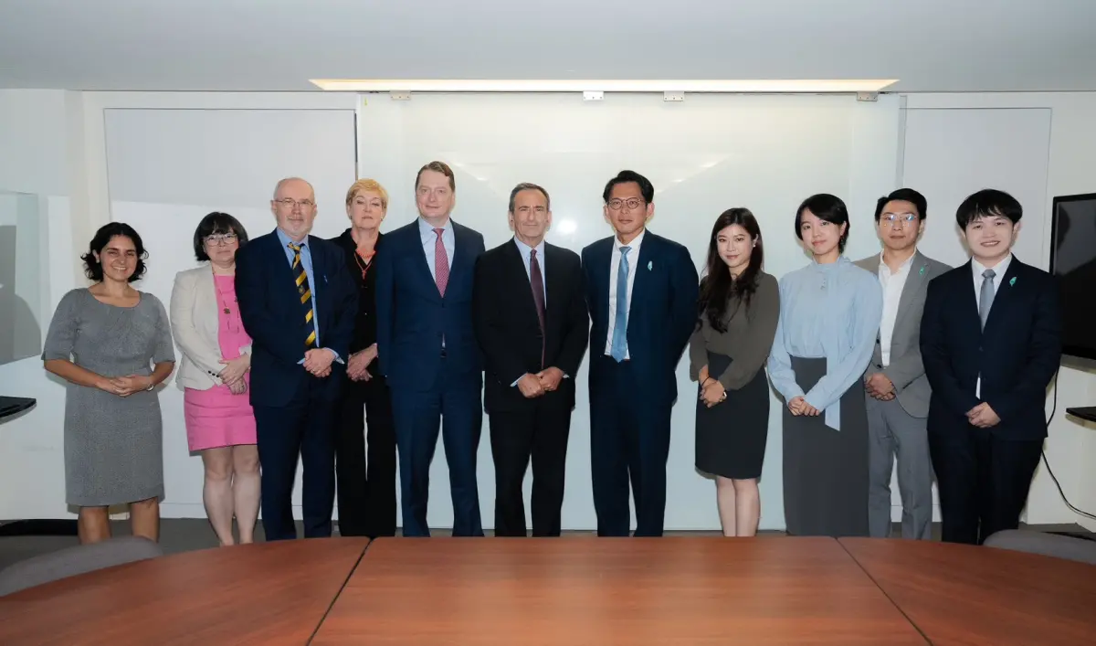 ▲美國智庫學者拜會民眾黨中央黨部，民眾黨主席黃國昌親自迎接。（圖／民眾黨提供）