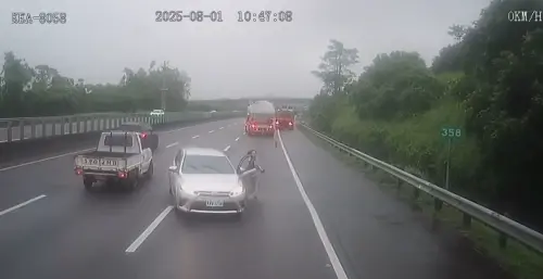 國道「車遛人」全被拍　女駕駛逆向追車　網酸：這都能上路？　
