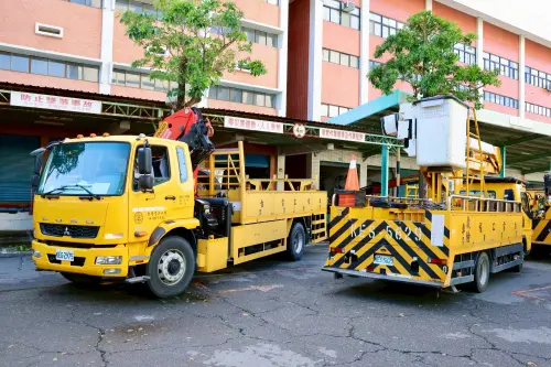 截至今（14）日上午8時，溪北地區尚有白河、北門、柳營、六甲、麻豆、學甲、鹽水、官田、大內及上山等區尚未全面復電，待復電用戶數約為5,963戶。今日搶修重點將集中於零星民生用戶，並持續加快作業速度，爭取儘速完成全面復電。