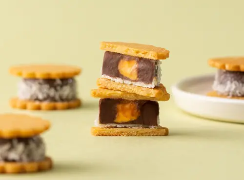 ▲「黃甜椒榛果甘納許酥餅」，將榛果與甜椒融合於酥脆外皮與綿滑餡心之中。（圖／新竹煙波提供）