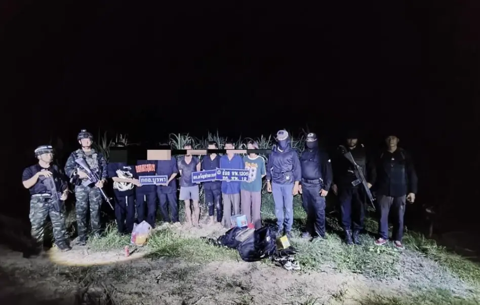▲泰國邊防部隊深夜行動，在邊境查獲多名涉嫌非法入境的外籍人士及其行李，現場人員全部被押解候查。（圖／翻攝自Burapha Task Force）