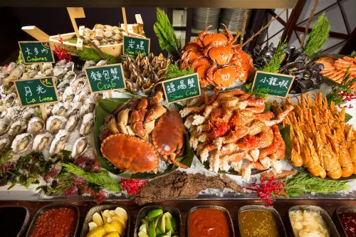 ▲文華cafe的「週末 鮮．吃．吧」亦可無限享用海鮮餐檯上的當令海鮮，菜色有鱈場蟹、鮑魚、小龍蝦等，輪番上陣。（圖／台北文華東方提供）