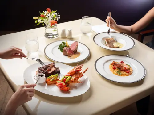 ▲台北文華東方酒店的「文華Café」 (Café Un Deux Trois) ，是人氣吃到飽餐廳，即日起推出全新午間季節單點主餐。（圖／台北文華東方提供）