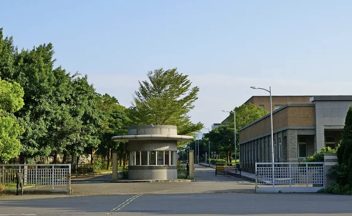 ▲一名美女軍官2023年在國防大學國際學院念碩士時，因深夜與研究所男同學一起返回校區，隔天闖入隊長辦公室嘗試刪除監視畫面。（圖／翻攝自google map）