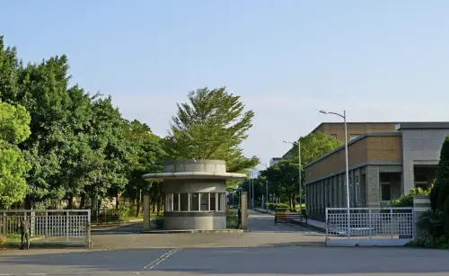 獨／美女軍官深夜與研究所男同學外出　返校想偷刪監視畫面糗了
