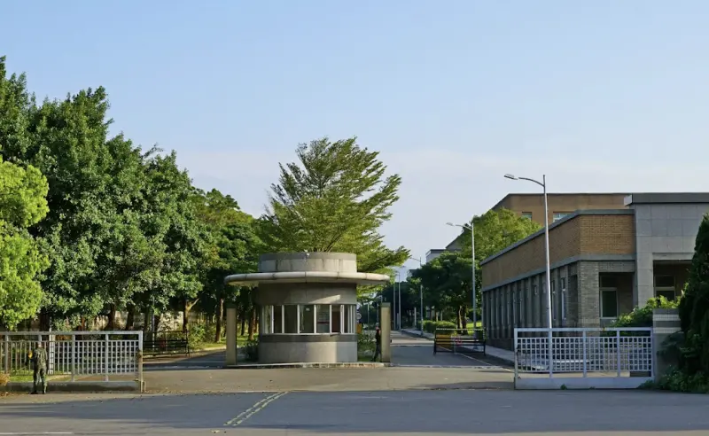 ▲一名美女軍官2023年在國防大學國際學院念碩士時，因深夜與研究所男同學一起返回校區，隔天闖入隊長辦公室嘗試刪除監視畫面。（圖／翻攝自google map）