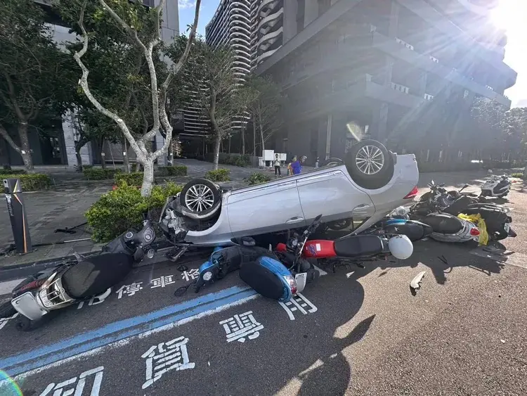 ▲新北市淡水區新市三路二段今天上午發生小客車失控自撞路旁10機車事故。（圖／翻攝畫面）