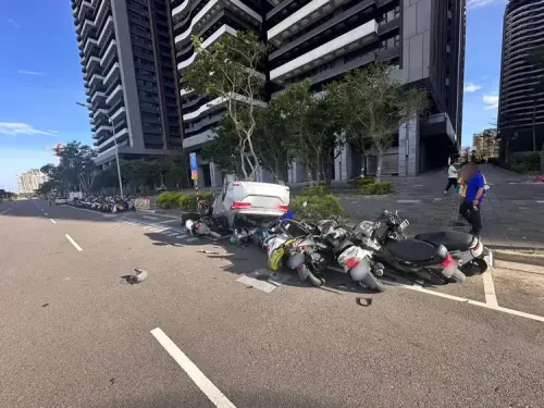 ▲新北市淡水區新市三路二段今天上午發生小客車失控自撞路旁10機車事故。（圖／翻攝畫面）