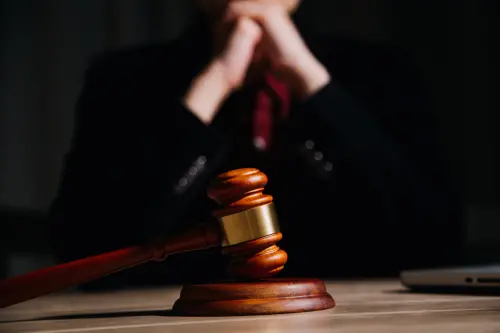 ▲蘇家宏律師表示，《民法》第1101條第二項規定，監護人代理受監護人購置或處分不動產，若沒有經過法院許可，也沒有效力。（示意圖／翻攝自123RF）