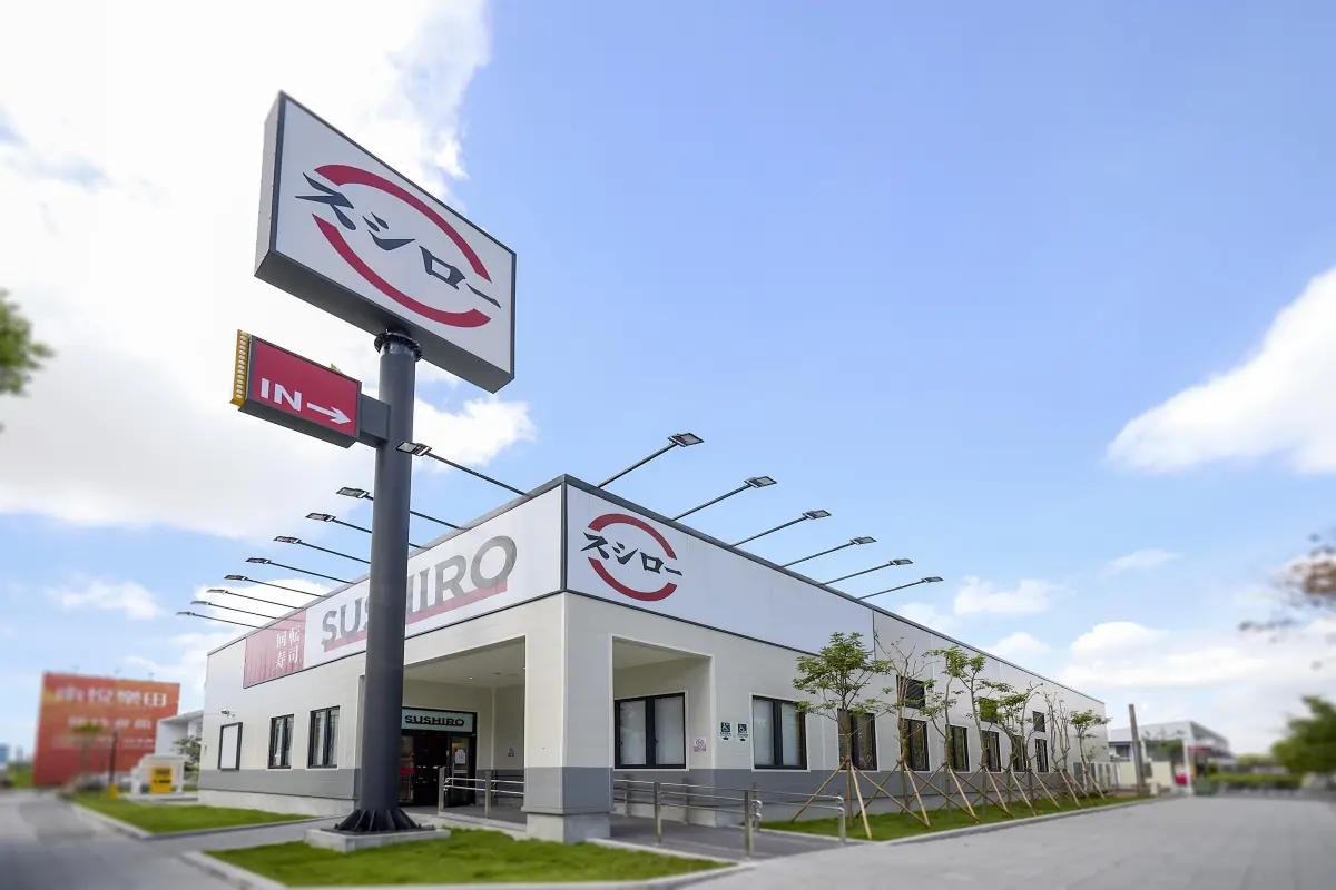 ▲台灣壽司郎兩大新店開幕！淡水新市店、台中文心店開吃「極上鮪魚大腹」40元、「水煮深海紅蟹」35元，消費滿額按讚「現折40元」。藏壽司8月19日開吃抹茶甜點。（圖／台灣壽司郎提供）