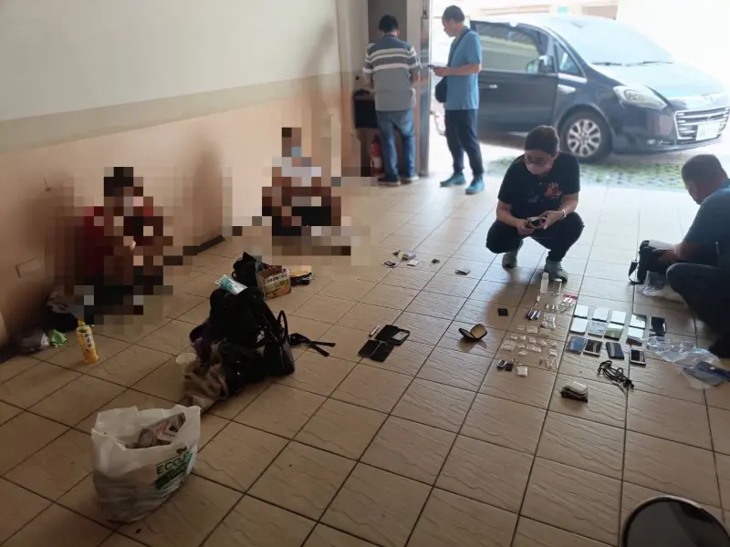 ▲高市警局少年隊冒著颱風天風雨前往涉嫌販毒的張姓男子和吳姓女友涉販毒，投宿的摩鐵，當場查獲上百公克依託咪酯煙油、3顆煙彈等毒品。(圖／高市少年隊提供)