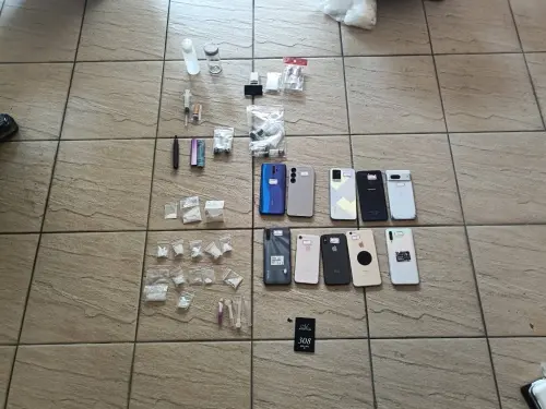 ▲警方當場查扣海洛因3包(毛重7.7公克)、安非他命11包(毛重24.36公克)、依托咪酯菸油1瓶(毛重109.58公克)、毒品菸彈3顆、電子磅秤1臺及行動電話10具等證物。（圖／高市警局少年隊提供）