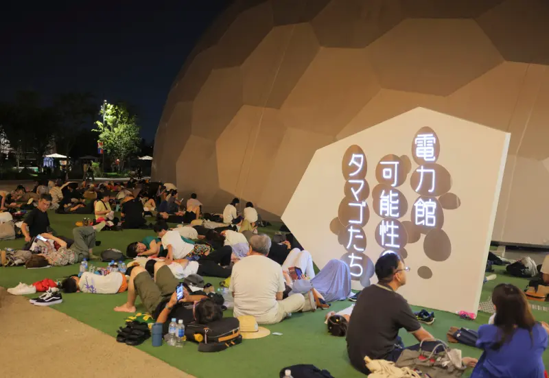    ▲大阪地鐵停駛，受困的大阪世博遊客只能苦中作樂。（圖／美聯社／達志影像）  
