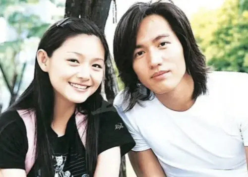 ▲大S徐熙媛（左）與言承旭（右）曾因《流星花園》成為經典螢幕情侶，大S逝世半年後，言承旭被拍到前往她的墓地悼念，還有她生前好友賈永婕作陪，賈永婕特別以劇中的人名對大S說道：「杉菜，道明寺來看妳了。」（圖／取自財兜魚微博）