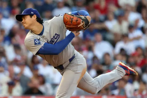 ▲MLB美國職業棒球大聯盟（Major League Baseball）洛杉磯道奇日本二刀流球星大谷翔平，今（21）日在客場對戰科羅拉多洛磯，他也以「二刀流」身分出賽，卻沒想到遭洛磯打線狙擊，主投4局就被敲出9支安打狂失5分，雪上加霜的是在第4局大谷翔平還被強襲球打中右腿，不過似乎沒影響他投球。（圖／路透／達志影像）