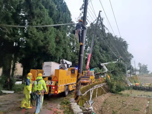 梨山地區受楊柳颱風強風摧殘！1469戶未復電　台電動員35人力搶修
