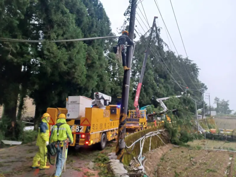 梨山地區受楊柳颱風強風摧殘！1469戶未復電　台電動員35人力搶修