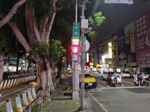 ▲逢甲夜市增設了全新的行人倒數計時顯示器，會貼心提醒「注意轉彎車」、「秒數不夠，下次再過」等新資訊。（圖／台中市交通局）