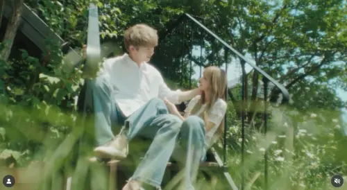 ▲Lisa（右）跟坂口健太郎（左）有許多回憶愛情的片段。（圖／翻攝自Lisa IG＠lalalalisa_m）