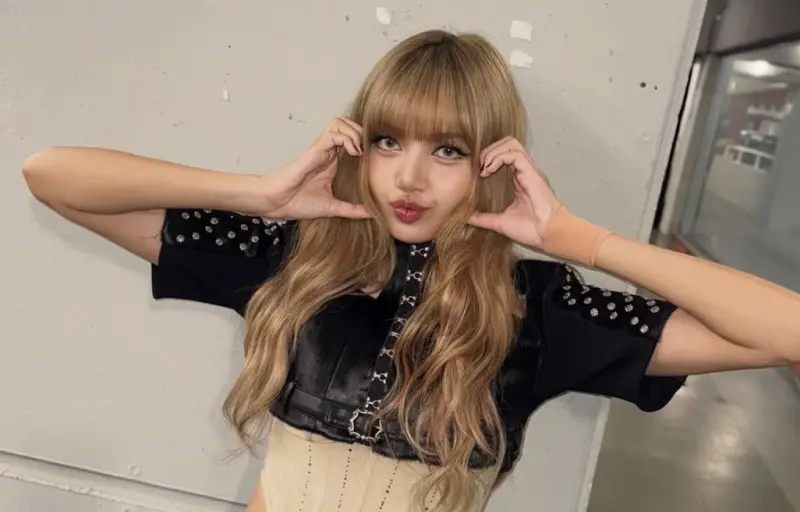 ▲BLACKPINK Lisa（如圖）邀請日本演員坂口健太郎一起拍攝〈Dream〉MV，兩人在片中飾演情侶，睡一張床、擁抱等唯美畫面曝光。（圖／Lisa IG@lalalalisa_m）