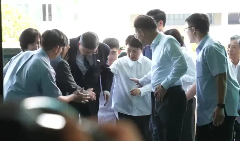 ▲盧秀燕上午還與卓榮泰據理力爭，下午再碰面時伸手扶他一把。（圖／台中市政府提供，2025.08.14）