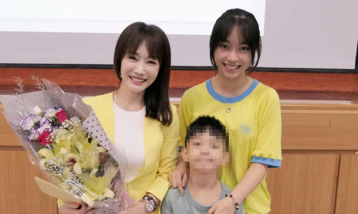 ▲前主播蕭彤雯（左）昨日分享正妹女兒美寶（右）考上台大的好消息，她說美寶在學測個人申請階段，繳交了空白的申請書，全力拚分科考試；前晚成績出來前，身為媽媽的她也緊張到失眠。（圖／蕭彤雯臉書）