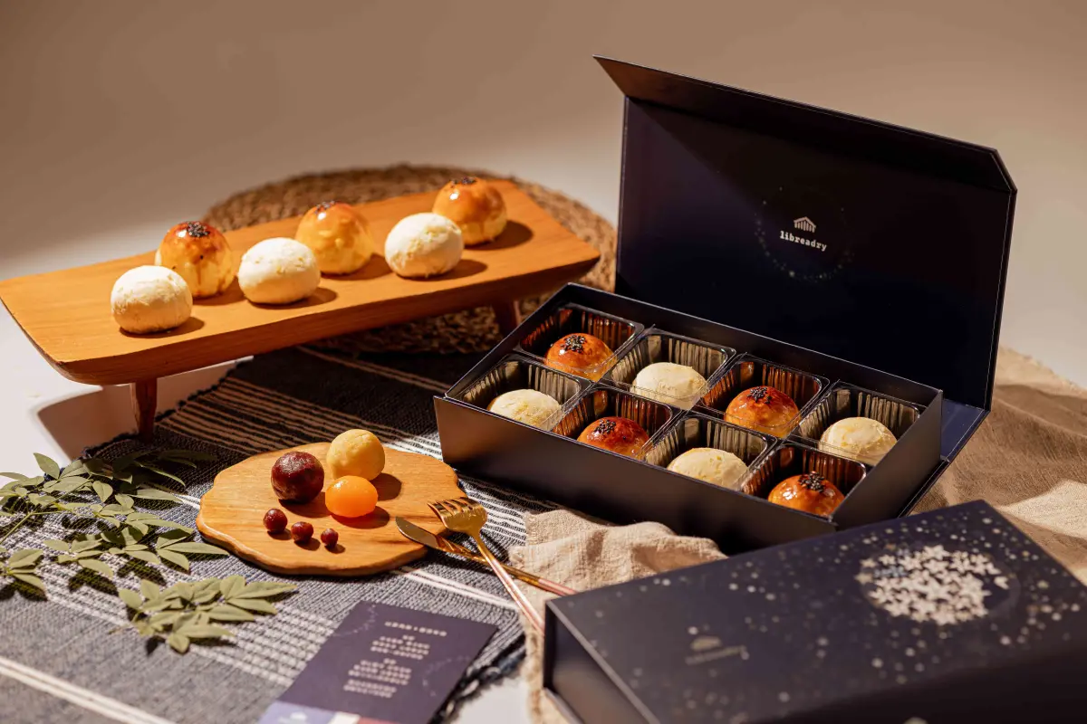 ▲台北東區烘焙名店「巢屋Libreadry」今年攜手花蓮百年老店「豐興餅舖」，推出「綜合小月餅」、「蛋黃小月餅」等聯名月餅禮盒。（圖／「巢屋Libreadry」提供）