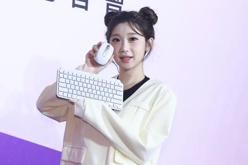 ▲富邦悍將啦啦隊Fubon Angels「AI女神」李珠珢今（14）日正式成為電競品牌Logitech羅技年度代言人，下午出席記者會與一日店長粉絲見面會，吸引大批球迷朝聖，李珠珢透露私底下很愛打遊戲，最愛玩的遊戲就是LOL英雄聯盟。（圖／記者葉政勳攝，2025.08.14）