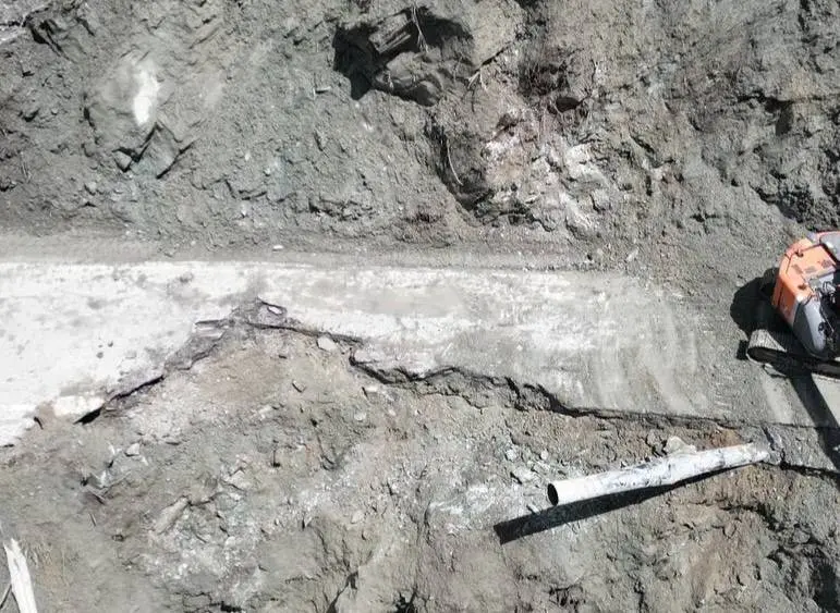 ▲楊柳颱風強降雨，造成中橫公路台8線155.8k薛家場路段上邊坡坍方落石，今（14）日工務段進一步清理坍方土石後，發現路基缺口，影響範圍約20公尺長。（圖／公路局提供）