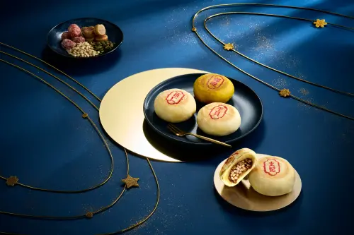 ▲欣葉攜手米其林綠星名廚簡天才，推出「松子太妃糖綠豆蓉、私房伍仁、干貝菜脯、知味咖哩」四款口味月餅。（圖／欣葉提供）