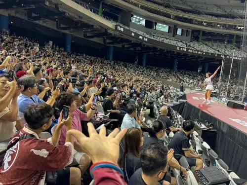 ▲大巨蛋掀起手機、相機人海，就為了拍河智媛的〈疾風街道〉。（圖／樂天桃猿提供）