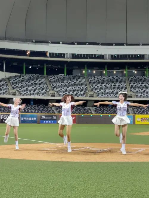 ▲禹菡（左起）、河智媛、禹洙漢賽後加碼合跳〈疾風街道〉。（圖／樂天桃猿提供）