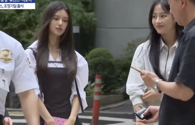 ▲韓國女團NewJeans指控經紀公司ADOR違約的法律戰延燒中，今（14）日成員Minji（右）、Danielle（左）親自來到法院開庭，此案最快10月底會公布判決結果。（圖／翻攝自YouTube／엠빅뉴스）