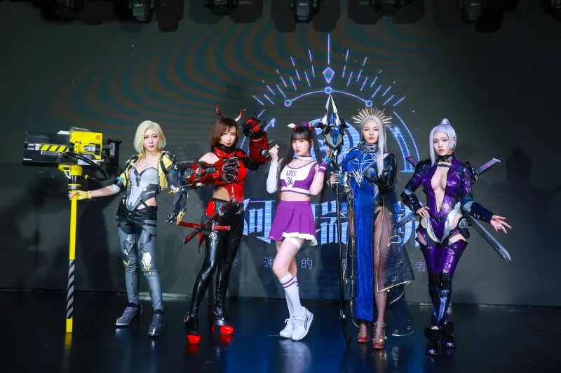 ▲邊荷律與Coser共同合影，留下香香的畫面。（圖／遊戲業者提供）