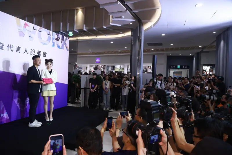 ▲富邦悍將啦啦隊Fubon Angels「AI女神」李珠珢今（14）日午後舉辦粉絲見面會，吸引人潮擠爆南港LaLaport，現場男女比例各占一半。（圖／記者葉政勳攝，2025.08.14）