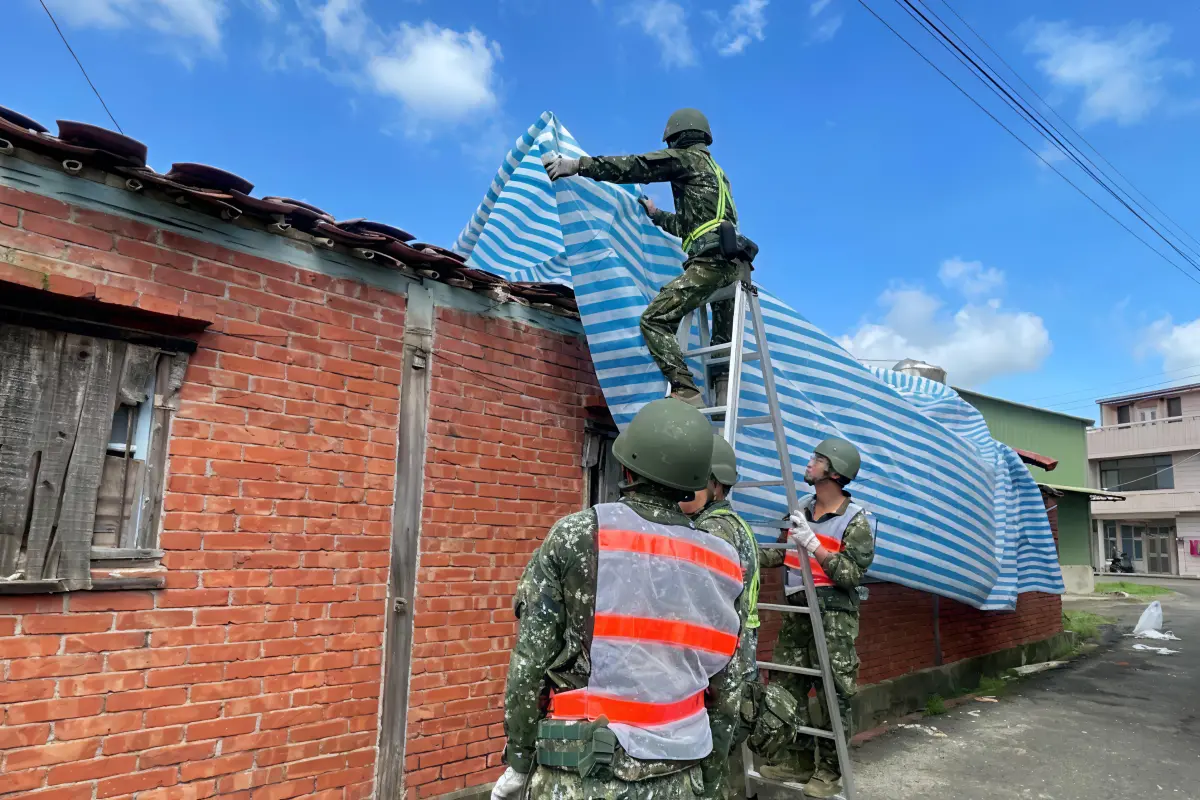 ▲陸軍4支部官兵協助臺南市後壁區居民房屋撤除防水帆布。（圖／記者莊全成翻攝）
