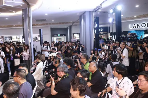 ▲富邦悍將啦啦隊Fubon Angels「AI女神」李珠珢舉手投足，都吸引粉絲瘋狂拍照。（圖／記者葉政勳攝，2025.08.14）