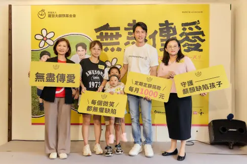 ▲温昇豪（右2）與羅慧夫顱顏基金會長官及個案家庭合影。（圖／財團法人羅慧夫顱顏基金會提供）