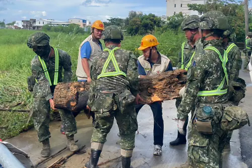 ▲屏東縣恆春鎮後備軍人輔導中心幹部與三軍聯訓基地官兵協助執行倒塌路樹移除。（圖／記者莊全成翻攝）