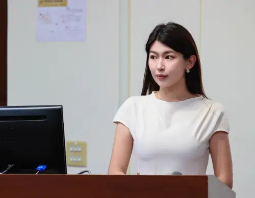 「核廢料放你家」？小草女神1句話神反擊　嗆爆呂捷：好好教歷史
