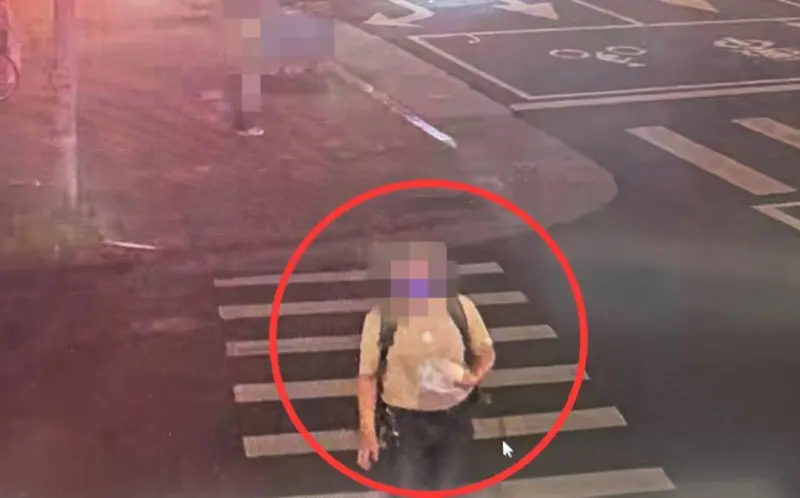 ▲64歲無業遊民鍾嫌，將家樂福當夜市自助吧，從南港一路吃到北車。（圖／警方提供）