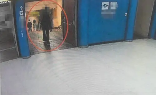 ▲鍾嫌徘徊於南港家樂福前。（圖／警方提供）