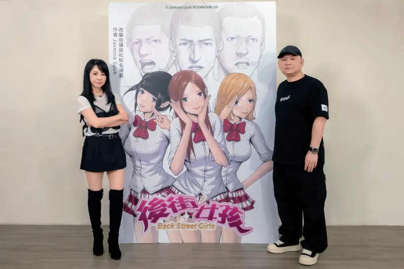 柴智屏（左）宣告要拍攝結合黑幫元素與偶像女團內容的《後街女孩》，要和《角頭》系列監製張威縯（右）合作，裡面的變性女團成員考慮力捧新秀演出。（圖／群星瑞智提供）