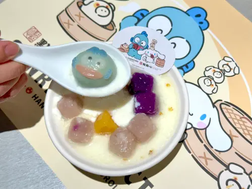 ▲「點點心X三麗鷗 QQ芋圓漢頓燉奶」168元，人魚漢頓湯圓包有紅豆內餡。（圖／記者蕭涵云攝）