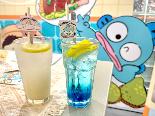 ▲點點心X三麗鷗聯名飲料，左起：「大耳狗可爾必思氣泡飲」138元、「漢頓沁涼氣泡飲」118元。（圖／記者蕭涵云攝）