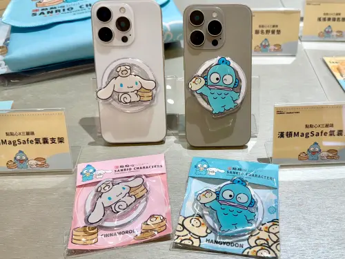 ▲「MagSafe磁吸氣囊支架」549元，左起：大耳狗喜拿款、人魚漢頓。（圖／記者蕭涵云攝）
