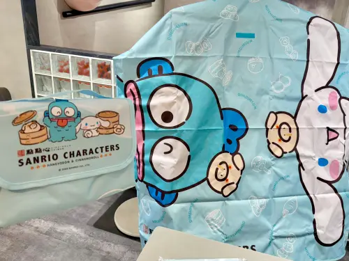 ▲超大人魚漢頓、大耳狗喜拿「聯名野餐墊」699元。（圖／記者蕭涵云攝）