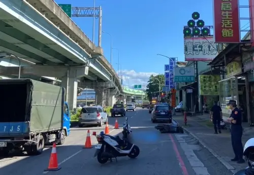 快訊／新北奪命砂石車！切車道撞倒7旬騎士　翁慘遭輾壓身亡
