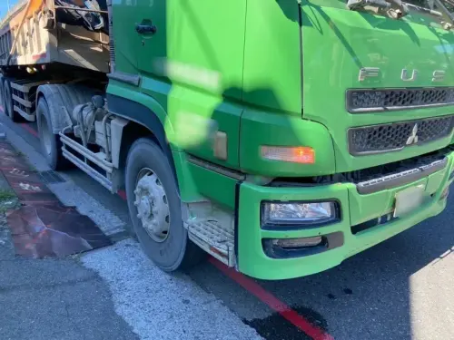 ▲今天下午新北五股老翁遭砂石車撞倒後又慘遭輾斃。（圖／翻攝畫面）