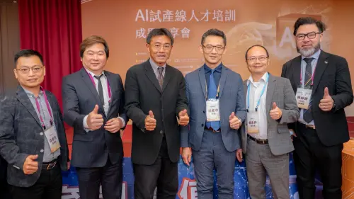 ▲ 金屬中心執行長賴永祥(右起二)與經濟部產業技術司司長郭肇中(右起三)、中小及新創企業署署長李冠志(右起四)、台灣工具機暨組件工業同業公會理事長陳紳騰(右一)、水五金協會理事長張家烈(左一)、 中華民國精密機械發展協會理事長張市育(左二)於會中交流合影。（圖／金屬中心提供）